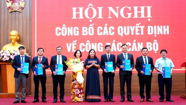 UBND tỉnh công bố các Quyết định về công tác cán bộ