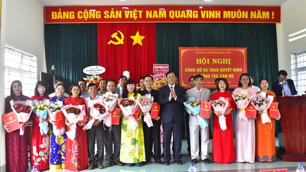 Đảng ủy phường Đăk Cấm tổ chức Hội nghị công bố và trao quyết định về công tác cán bộ