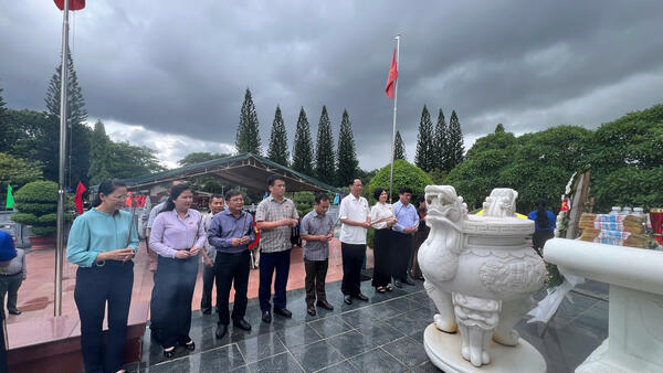 Phó Chủ tịch Quốc hội Trần Quang Phương viếng Nghĩa trang liệt sĩ phường Đăk Cấm, tỉnh Quảng Ngãi