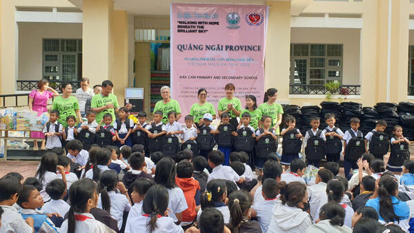 Trao tặng 325 phần quà cho người dân, học sinh có hoàn cảnh khó khăn