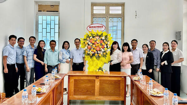 Thường trực Đảng ủy phường Đăk Cấm chúc mừng các cơ quan, đơn vị nhân Ngày truyền thống