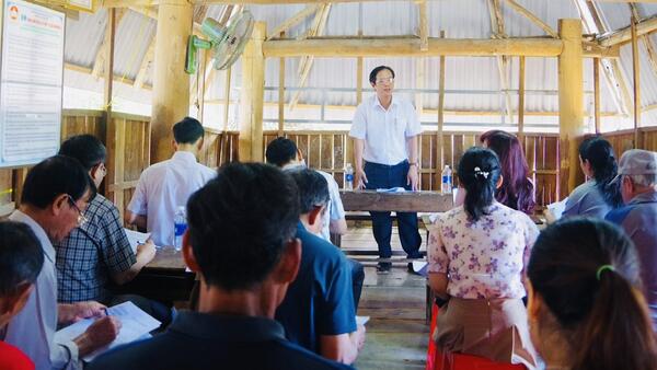Thường trực Đảng ủy phường Đăk Cấm làm việc với Chi bộ thôn Plei Rơ Lưng