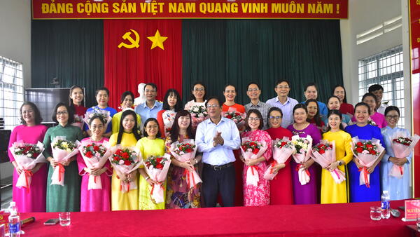 Lãnh đạo Đảng uỷ - HĐND- UBND-UBMTTQVN phường thăm, chúc mừng 95 năm Ngày thành lập Hội LHPN Việt Nam