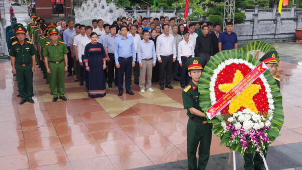 Chủ tịch UBND tỉnh Nguyễn Đức Tâm viếng Nghĩa trang Liệt sĩ Kon Tum