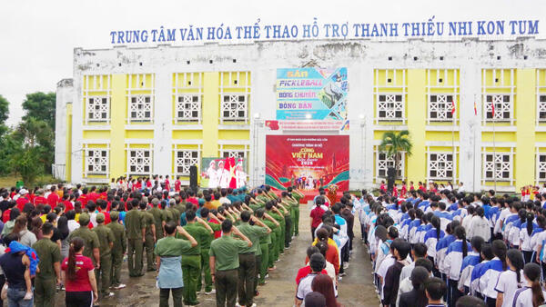 Phường Đăk Cấm hưởng ứng Chương trình đi bộ “Cùng Việt Nam tiến bước”