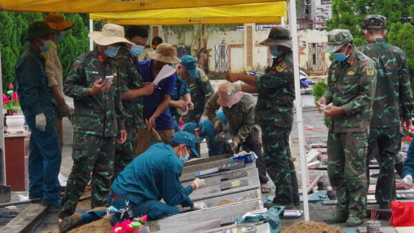 Hoàn thành việc lấy mẫu hài cốt liệt sĩ chưa xác định được thông tin tại Nghĩa trang Liệt sĩ Kon Tum